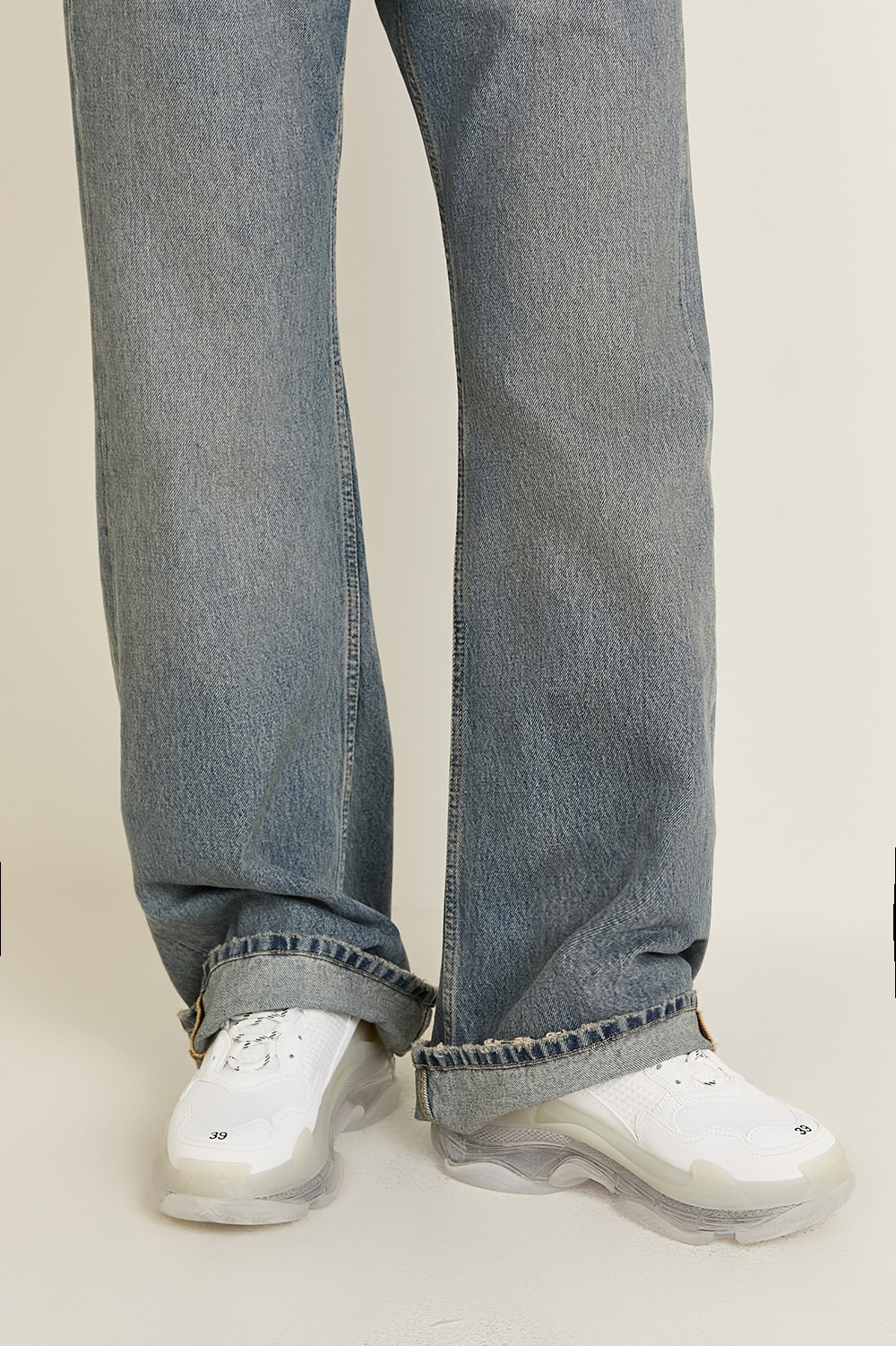 תמונת כל הלוק של נעלי סניקרס טריפל אס BALENCIAGA
